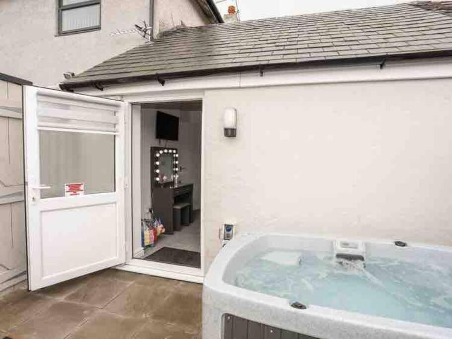 Beeches Bach, 1 Bedroom Cottage With Hot Tub Prestatyn Buitenkant foto