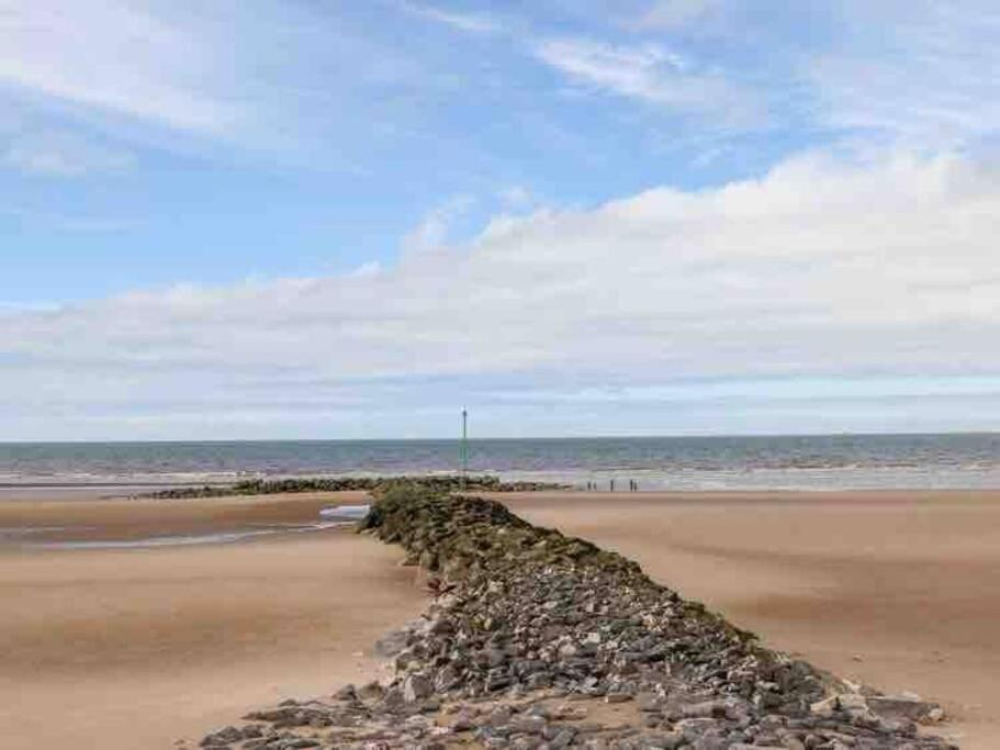 Beeches Bach, 1 Bedroom Cottage With Hot Tub Prestatyn Buitenkant foto